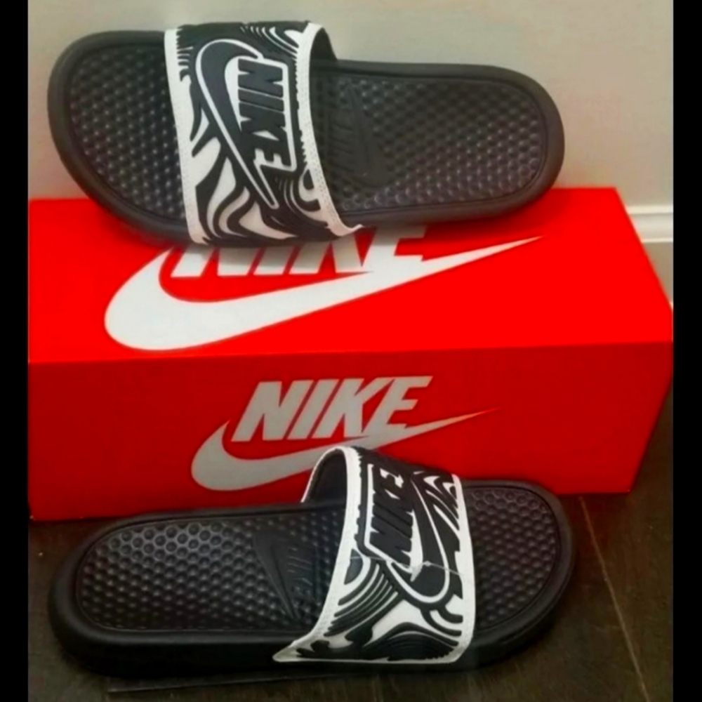 ♡NWT Rare Nike Slides♡
